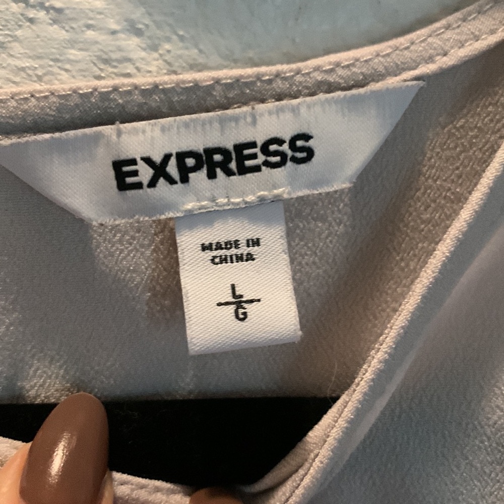 Express strong shoulder blouse - Picture 3 of 3